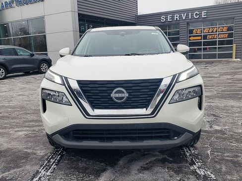 Used 2023 Nissan Rogue SV image 2