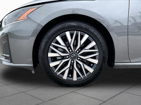 Used 2025 Nissan Altima 2.5 SV FWD image 11