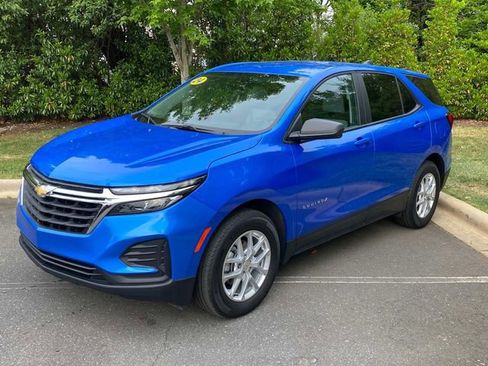 Used 2024 Chevrolet Equinox LS w/ LS Convenience Package FWD image 3