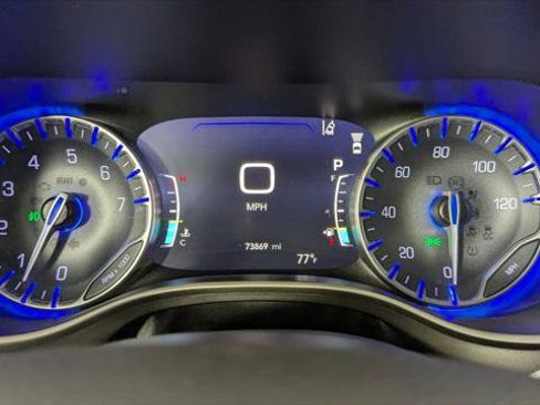 Used 2023 Chrysler Pacifica Touring-L FWD image 26