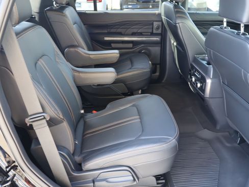 Used 2024 Ford Expedition Platinum image 39