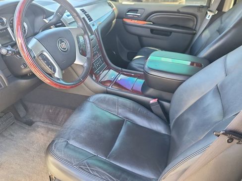 Used 2010 Cadillac Escalade Luxury image 10