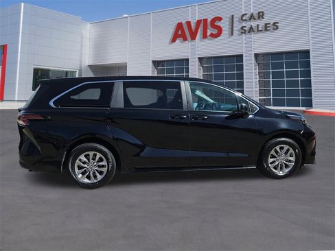 Used 2025 Toyota Sienna LE image 7