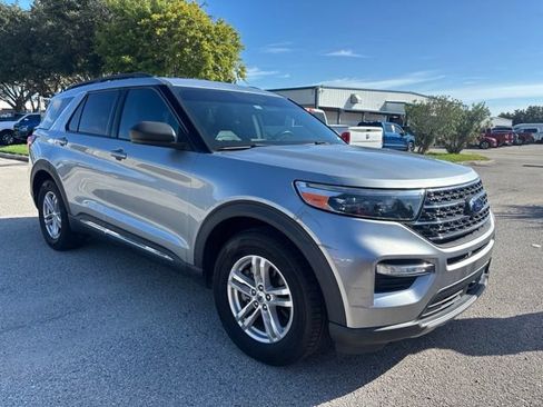 Used 2023 Ford Explorer XLT w/ Equipment Group 202A RWD image 3