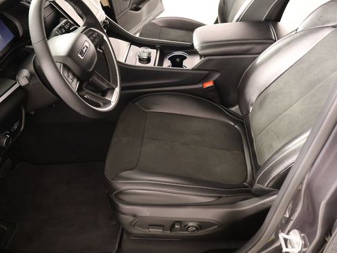 Used 2025 Jeep Grand Cherokee Altitude RWD image 11