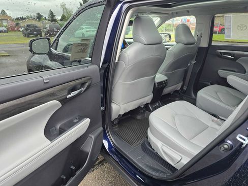 New 2026 Toyota Highlander Platinum AWD/4WD image 17