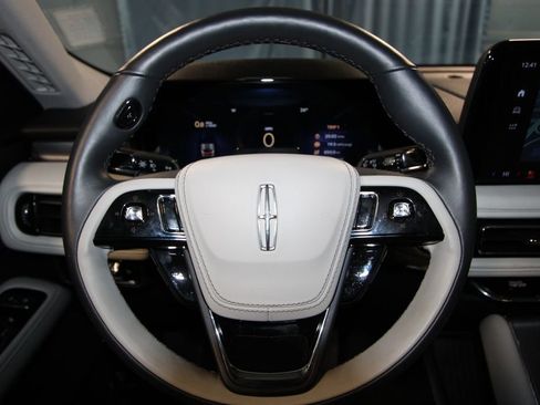Used 2025 Lincoln Aviator AWD image 11
