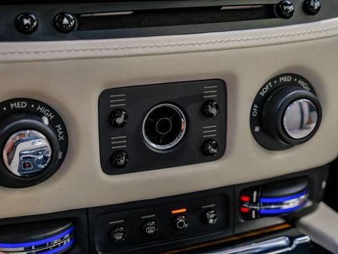 Used 2017 Rolls-Royce Wraith RWD image 34