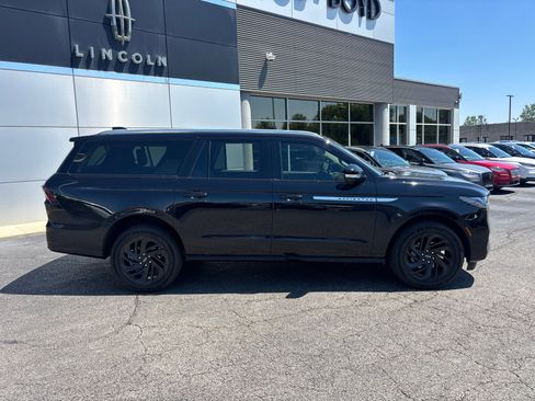 Certified 2025 Lincoln Navigator L Reserve AWD/4WD image 8