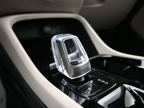 Used 2024 Volvo XC40 B5 Plus w/ Climate Package image 11