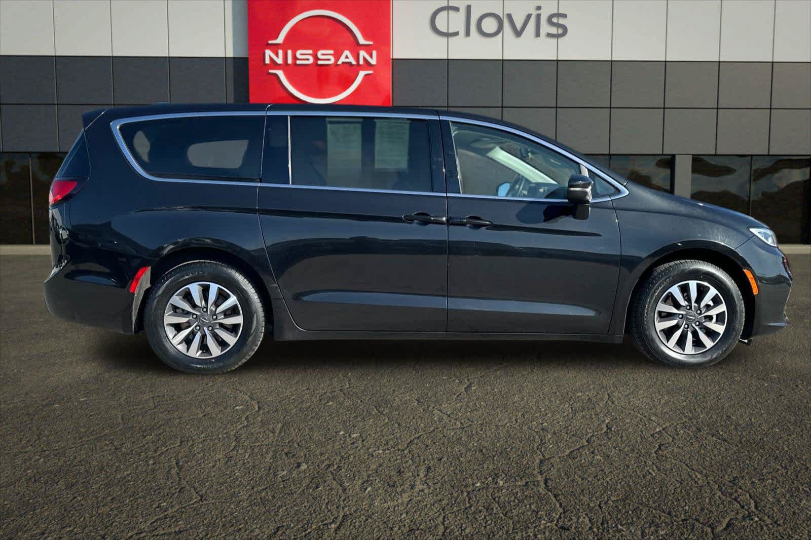 Used 2023 Chrysler Pacifica Touring-L FWD image 9