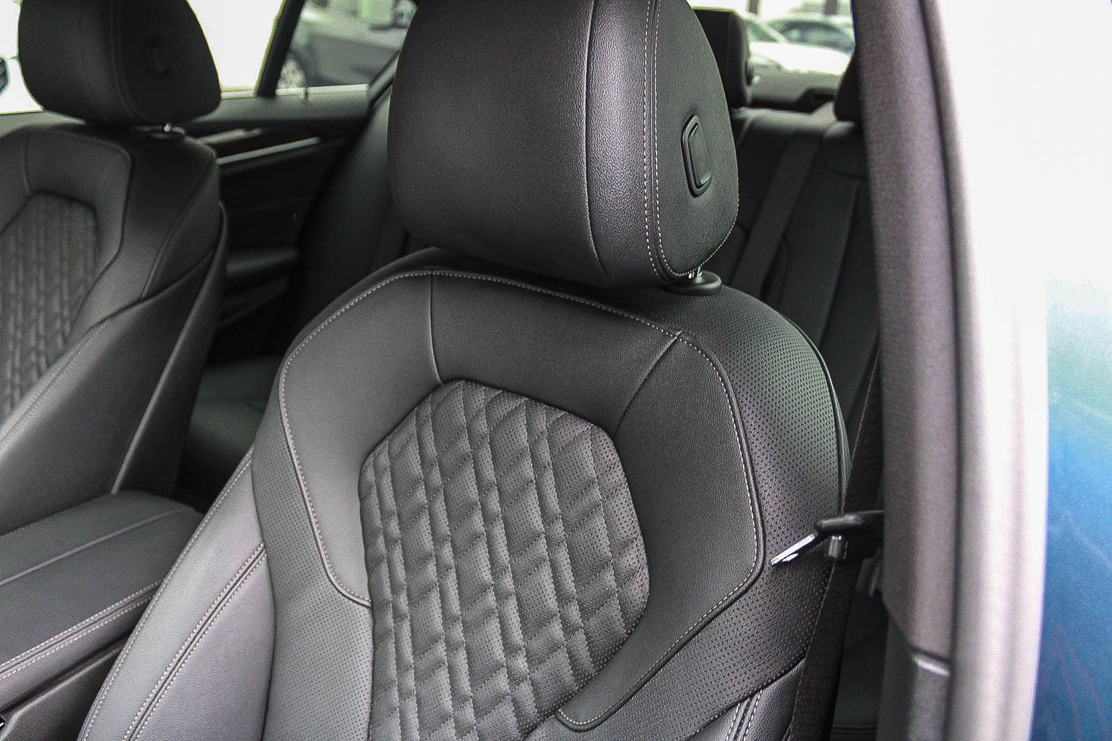 Used 2023 BMW 540i w/ Premium Package RWD image 25