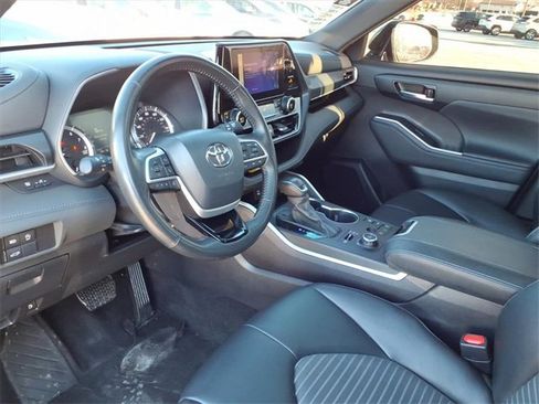 Used 2024 Toyota Highlander XSE image 12