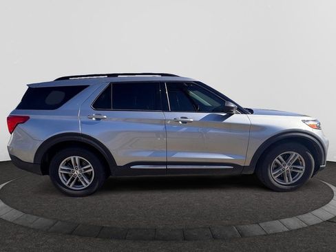 Used 2023 Ford Explorer XLT image 3
