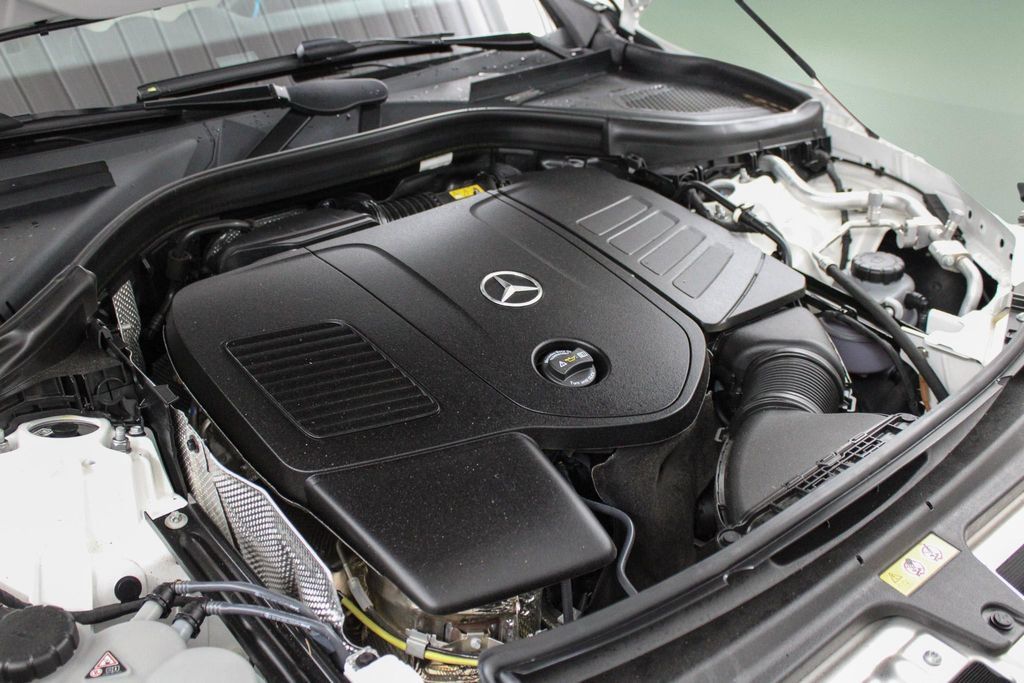 Used 2025 Mercedes-Benz GLC 300 image 38