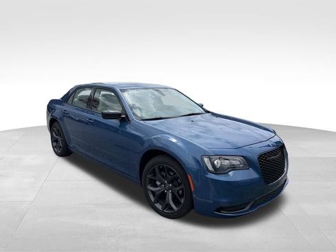 Used 2023 Chrysler 300 Touring w/ Sport Appearance Package RWD image 3