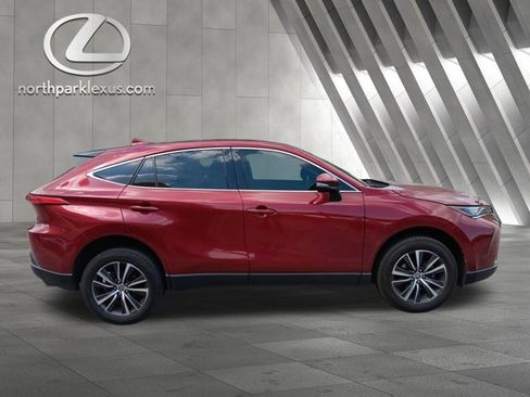 Used 2022 Toyota Venza LE image 4