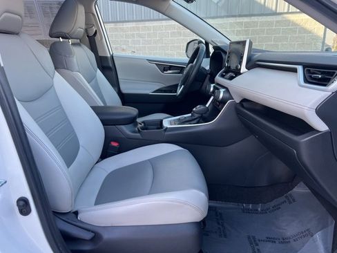 Used 2021 Toyota RAV4 XLE Premium image 11