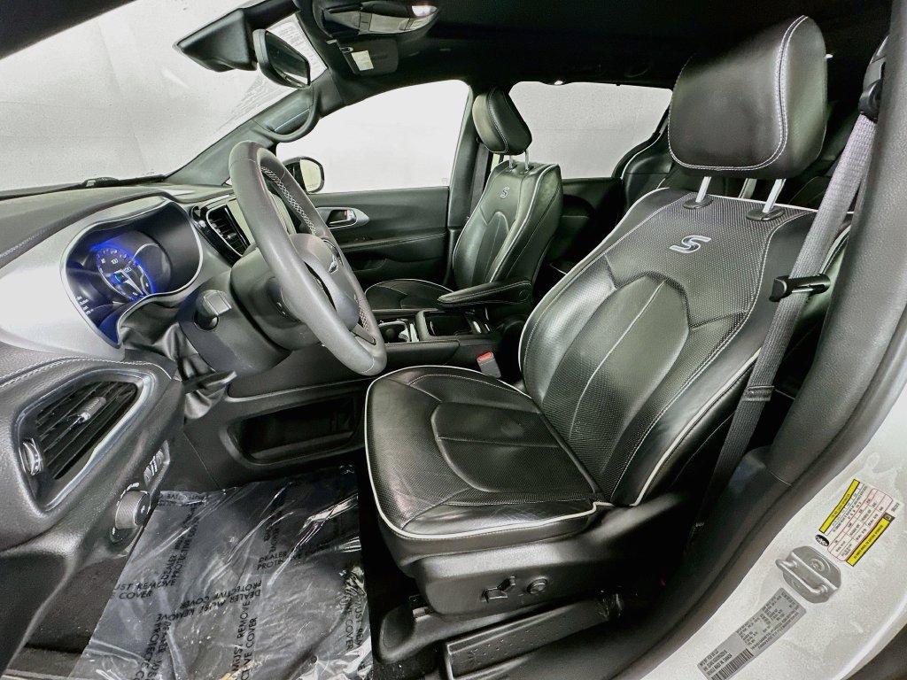 Certified 2025 Chrysler Pacifica Limited FWD image 32