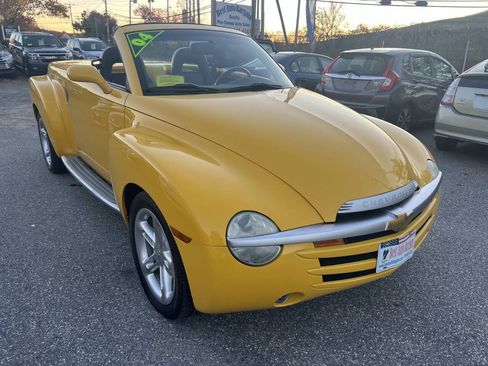 Used 2004 Chevrolet SSR w/ Preferred Equipment Group RWD image 5