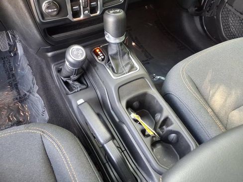 Used 2025 Jeep Wrangler Unlimited Sahara AWD/4WD image 23