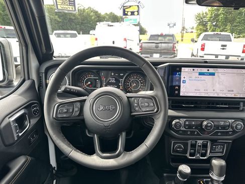 Used 2025 Jeep Gladiator Sport AWD/4WD image 23
