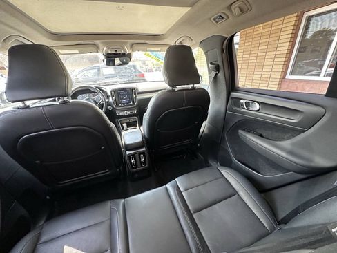 Used 2020 Volvo XC40 T5 Momentum w/ Protection Package Premier AWD/4WD image 9