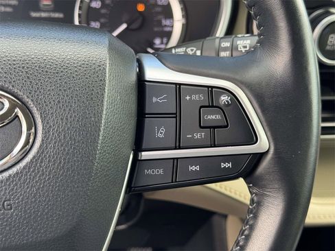 Used 2023 Toyota Highlander XLE image 11