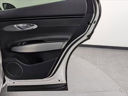 Used 2022 Genesis GV70 2.5T w/ Select Package image 19