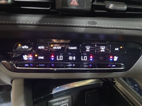 Used 2023 Buick Envision Avenir AWD/4WD image 21