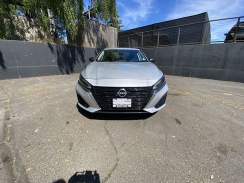 Used 2024 Nissan Altima 2.5 SV FWD image 9