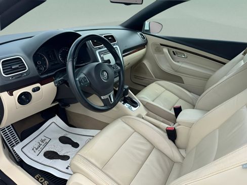 Used 2010 Volkswagen Eos Lux FWD image 12