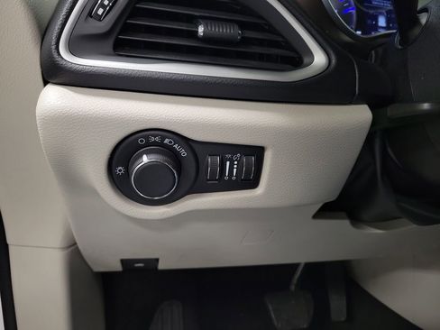 Used 2021 Chrysler Voyager Lxi image 20