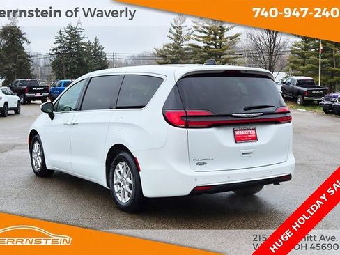 Used 2023 Chrysler Pacifica Touring-L image 5