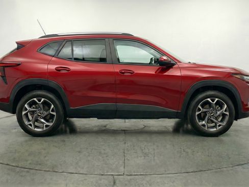 Used 2025 Chevrolet Trax LT FWD image 11