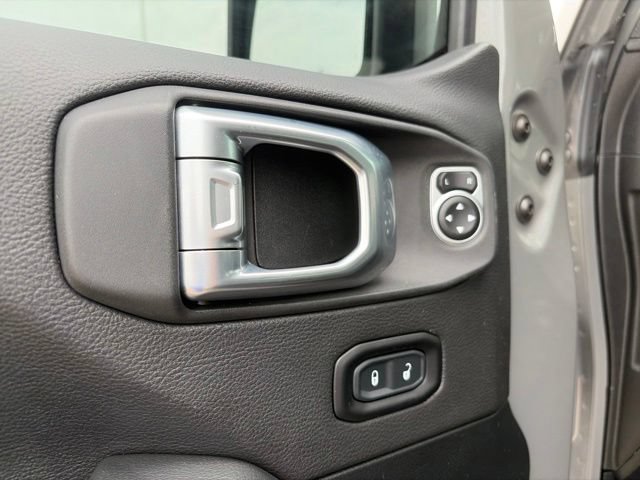 Used 2020 Jeep Gladiator Rubicon w/ Dual Top Group AWD/4WD image 11