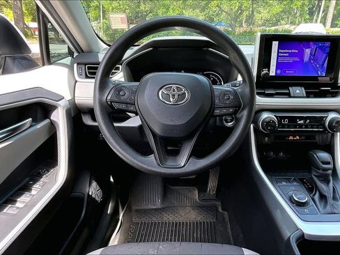 Used 2024 Toyota RAV4 XLE AWD/4WD image 8