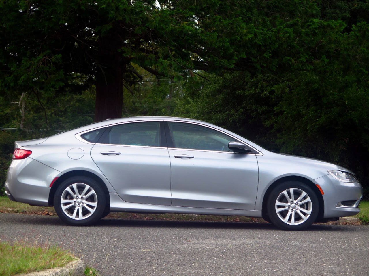 Used 2015 Chrysler 200 Limited w/ Convenience Group FWD image 6