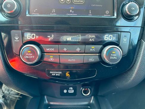 Used 2018 Nissan Rogue SV AWD/4WD image 24
