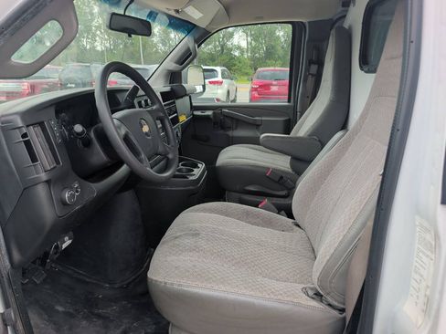 Used 2018 Chevrolet Express 2500 RWD image 14