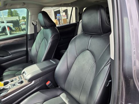 Used 2021 Toyota Highlander Limited image 14
