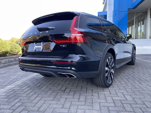 Used 2022 Volvo V60 T5 Cross Country w/ Advanced Package image 5