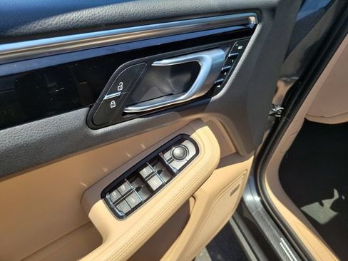 Used 2023 Porsche Macan AWD/4WD image 21