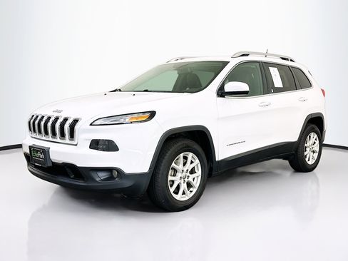 Used 2018 Jeep Cherokee Latitude Plus w/ Cold Weather Group AWD/4WD image 3