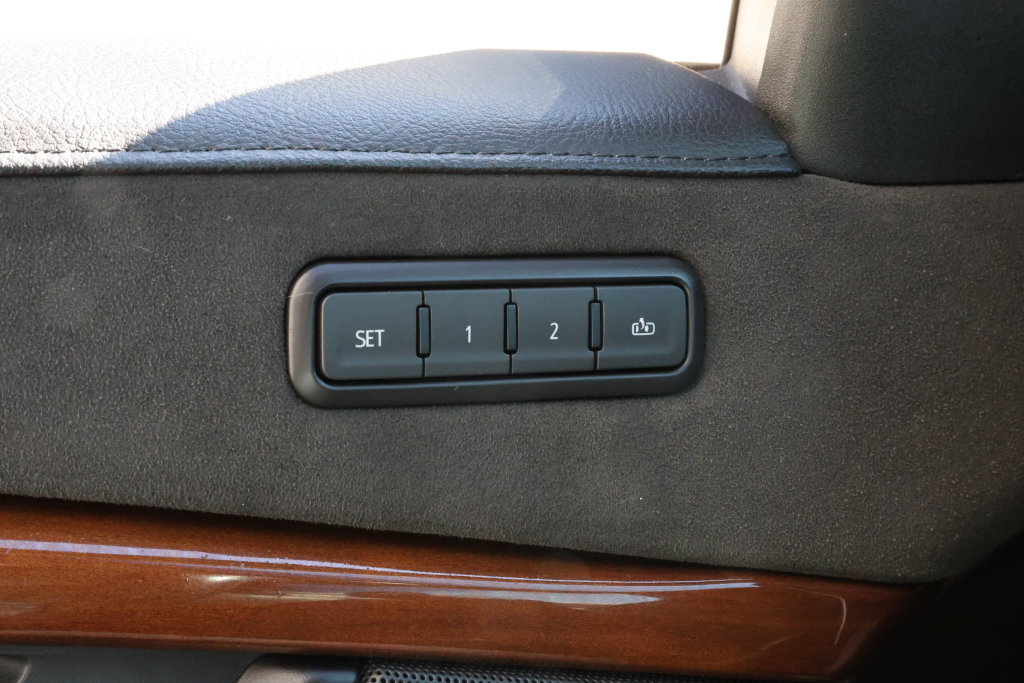 Used 2019 Cadillac Escalade ESV Premium Luxury AWD/4WD image 16