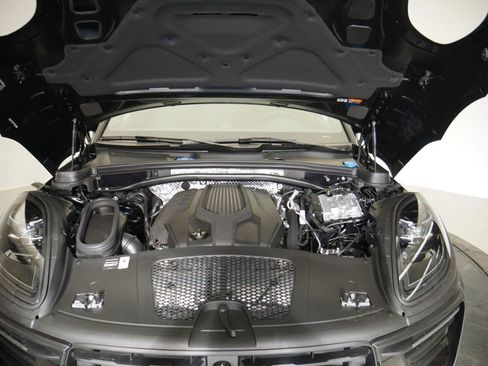 New 2026 Porsche Macan AWD/4WD image 13