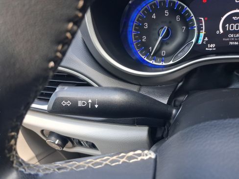 Used 2024 Chrysler Pacifica Touring-L FWD image 18