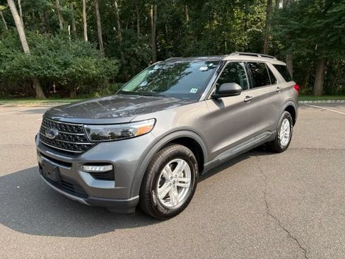 Certified 2022 Ford Explorer XLT w/ Equipment Group 202A AWD/4WD image 1