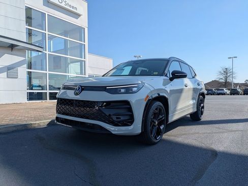 New 2026 Volkswagen Tiguan SE R-Line FWD image 9