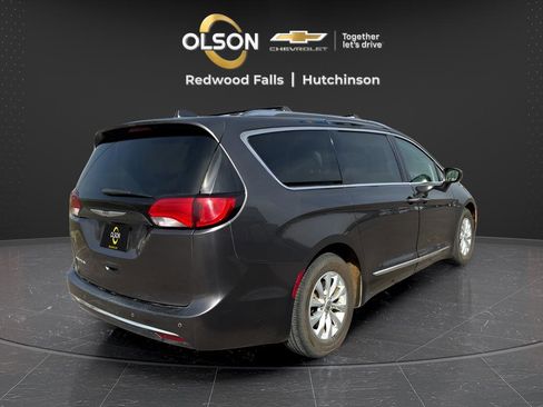 Used 2018 Chrysler Pacifica Touring-L image 4